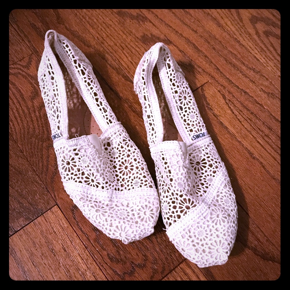 Women’s lace Toms